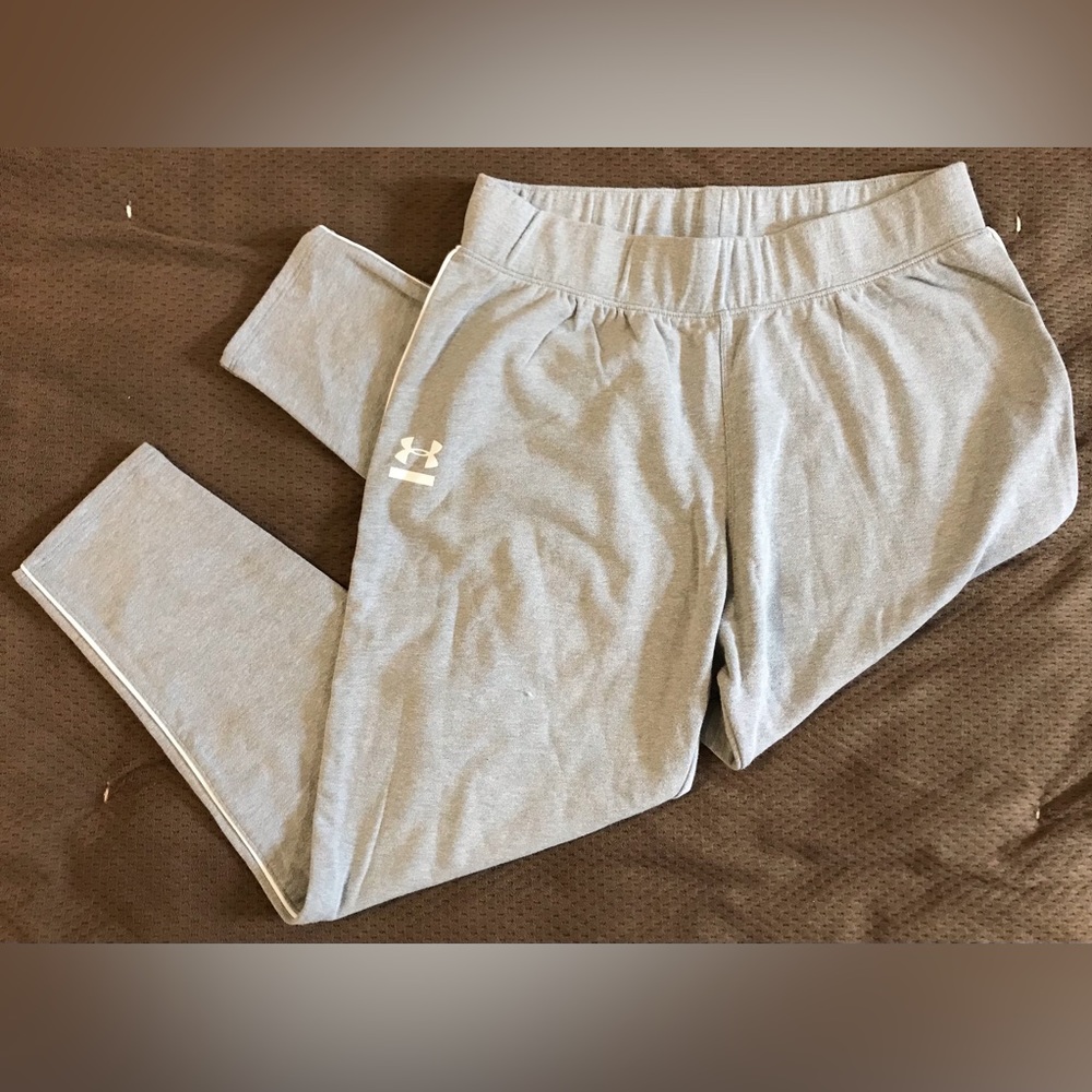 NWOT Under Armour Light Heather Grey Loose Fit Elastic Waist Capri Gym Pant - M